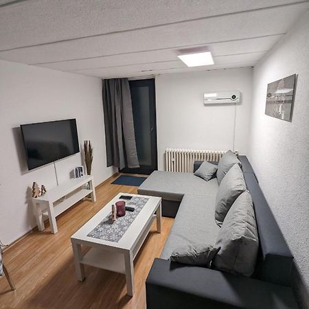 ترويسدورف Direkt An Der S-Bahn Gelegenes Gemutliches Souterrain Apartment Mit Privatem Zugang المظهر الخارجي الصورة